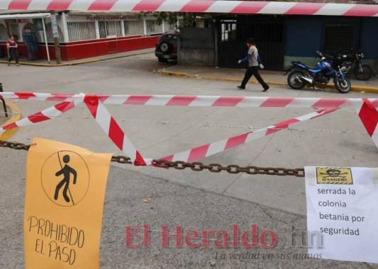 Algunas colonias han prohibido el ingreso por puntos alternativos y solo mantienen las calles principales para poder desinfectar a cualquier persona que ingrese a la zona. Foto: Johny Magallanes / EL HERALDO.