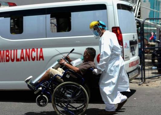 La mayoría de pacientes graves desarrolla complicaciones para respirar, por lo que requieren oxígeno, lo que representa un alto desembolso para una familia. Foto: AFP