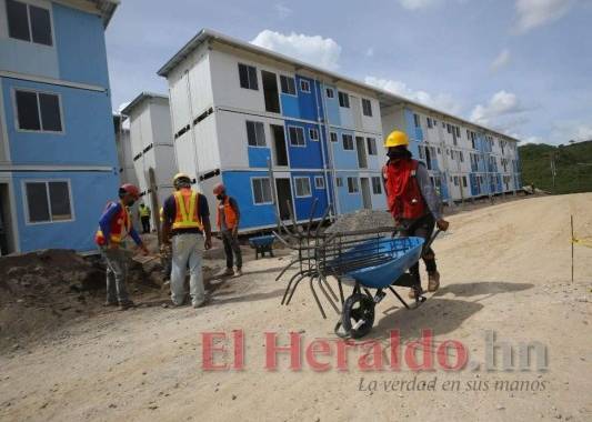 Por el mal trabajo que se hizo en la cimentación de las casas contenedores, ahora se trabaja en las mejoras. Foto: Jhony Magallanes/El Heraldo