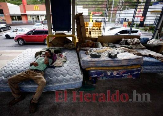 Indigentes se han ubicado en la caseta del Trans 450 ubicada en la colonia Kennedy. Foto: El Heraldo