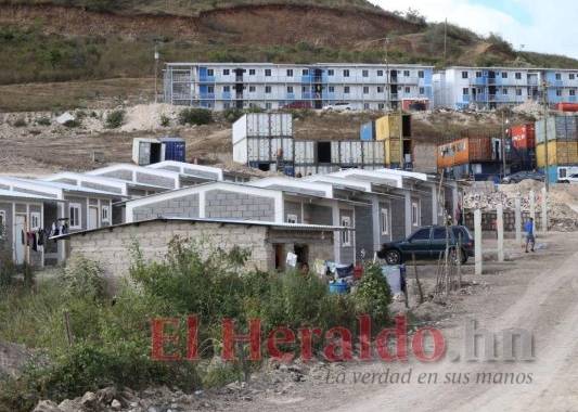 A la par de las casas contenedores se están construyendo 513 viviendas de bloque para quienes desalojarán. Foto: Emilio Flores/El Heraldo