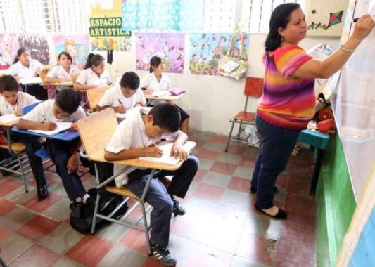 Una vez estén inmunizados los docentes se comenzará un proceso gradual de reapertura de los centros educativos. Foto: David Romero/EL HERALDO.