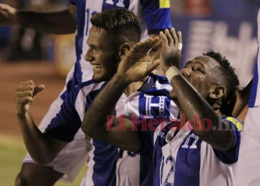 Alexander López y Romell Quioto celebrando el tercer gol de Honduras en el último partido de la hexagonal final de Concacaf para el Mundial de Rusia 2018. Foto: EL HERALDO.