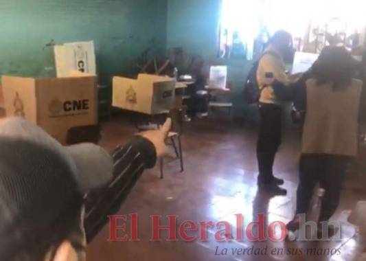 Momento en el que el denunciante señala al individuo que supuestamente tomó la fotografía de su voto. Foto: Captura video/El Heraldo