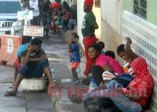 En las últimas semanas, las calles de Comayagüela, en el sector de las empresas de transporte, lucen colmadas de haitianos. Foto: Alex Pérez/Emilio Flores/El Heraldo