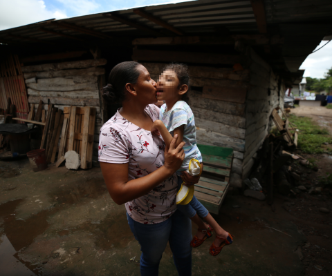Yaritza Galeas junto a su hija Maritza Milagro Osorto. Ambas viven en Choluteca, uno de los departamentos más impactados por casos e microcefalia por zika.