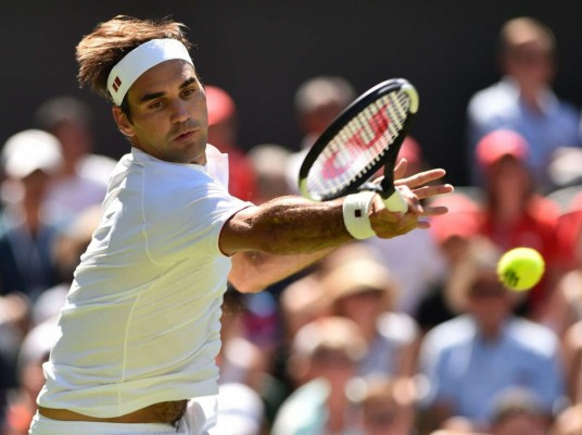 Roger Federer arrancó con nueva marca patrocinadora el torneo de Wimbledon. (Foto: AFP)