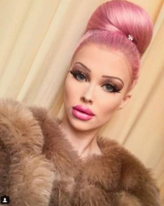 FOTOS: Mujer gasta miles de dólares al año para tener el cuerpo de la muñeca Barbie