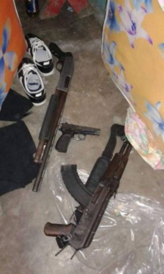 Estas fueron las armas que les decomisaron a los presuntos pandilleros al momento de su detención.