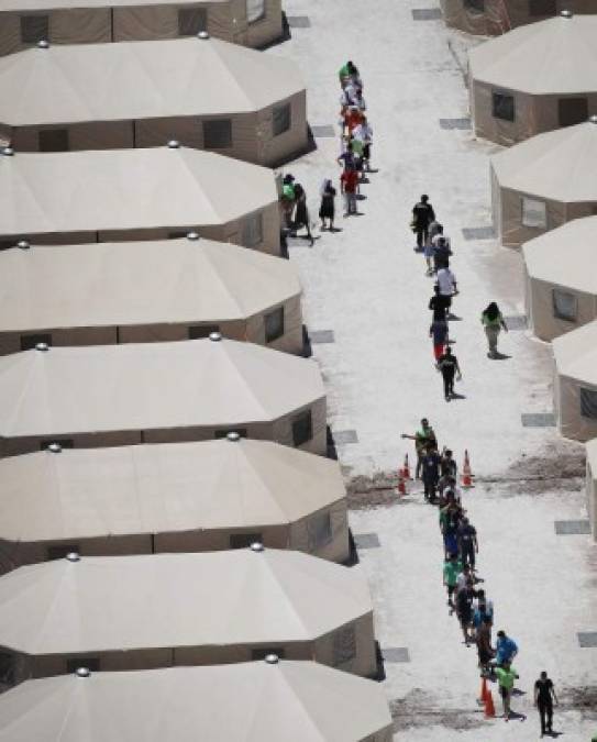 Tras enormes rejas permanecen 'como prisioneros' los niños migrantes separados de sus padres en EEUU