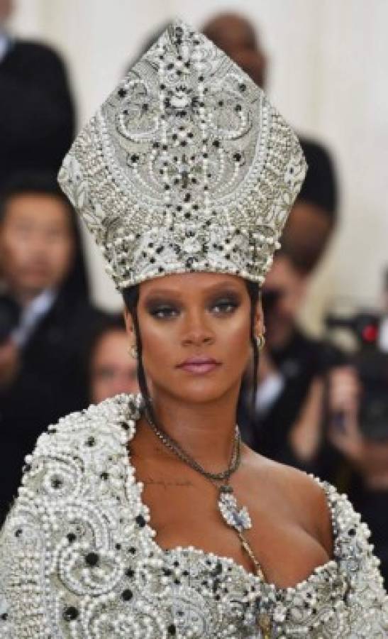 Gala Met 2018: Rihanna usa vestido católico y desata furia por 'blasfemia'