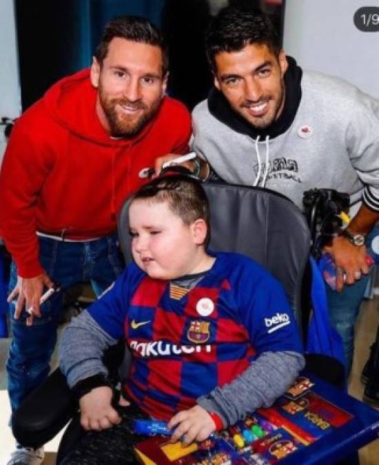 FOTOS: Jugadores del Barcelona se visten de Reyes Magos y visitan a niños en hospitales