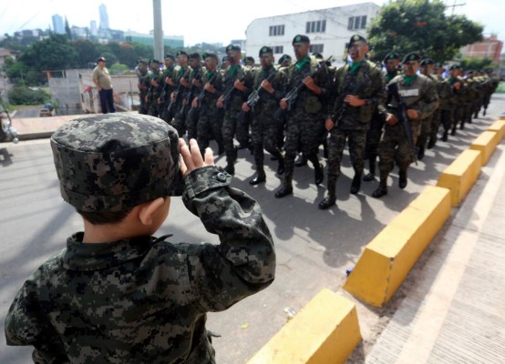 Un niño ase el saludo a los soldados en el Bul Suyapa Foto: David Romero