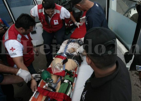 Momento en que uno de los heridos es atendido por cuerpos de socorro al ingresar al HEU (Foto: Alex Pérez/ El Heraldo Honduras/ Noticias de Honduras)