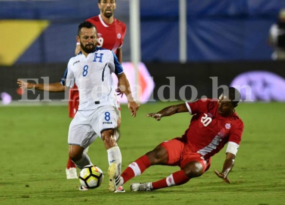 El jugador de la Selección de Honduras Alfredo Mejía pelea un balón contra un defensa de canadiense en el tercer partido de la Copa Oro.