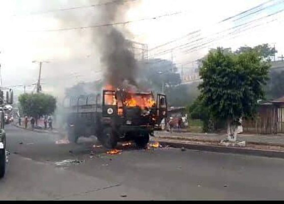 Las impactantes imágenes de la quema del camión del ejército por manifestantes en Honduras