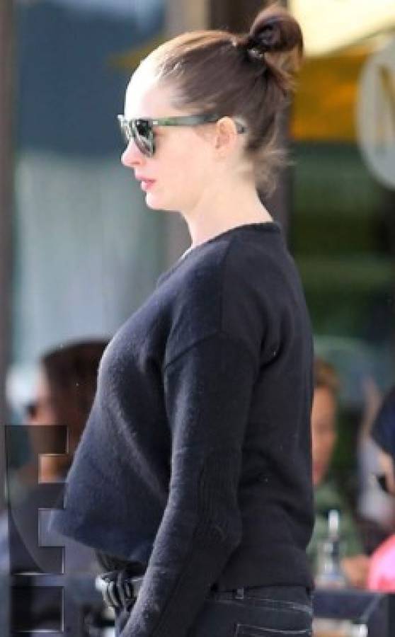 Anne Hathaway muestra su embarazo