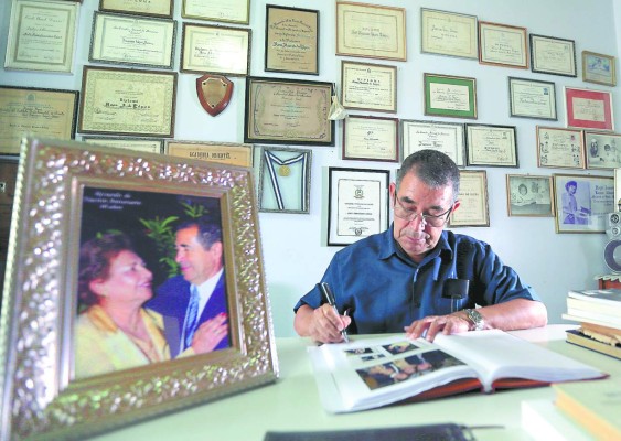 El maestro jubilado José Francisco López es un ferviente cristiano que se ha dedicado muchos años a escribir sobre Danlí.