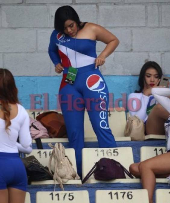 Bellas chicas adornan la final de ida Motagua vs Marathón en el Nacional de Tegucigalpa