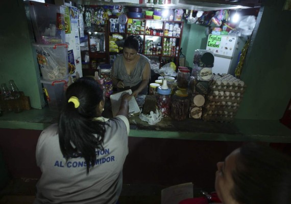 Una inspectora de Protección al Consumidor verifica los precios en el mercado San Pablo, de Tegucigalpa.