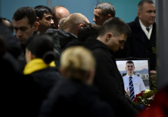 FOTOS: Lágrimas al recibir en Ucrania cuerpos de víctimas de accidente aéreo en Irán