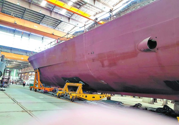 Los técnicos de la empresa Israel Shipyards Ltd. ya casi tienen listo el cuerpo de la embarcación.