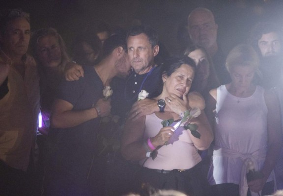 Familiares de desaparecidos en derrumbe de Miami se unen en vigilia y oración (FOTOS)