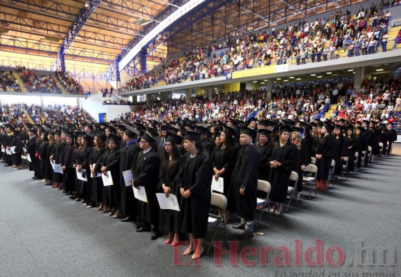FOTOS: UNAH gradúa 1,321 nuevos profesionales en solemnes ceremonias