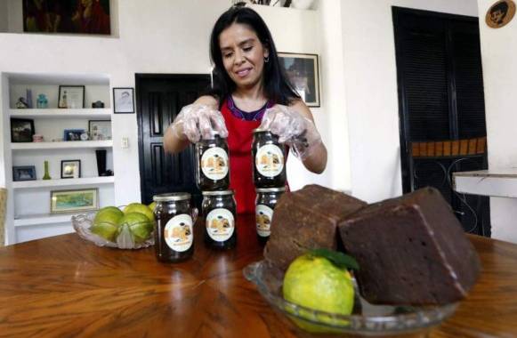 Las jaleas que preparaba su abuela son su motor para crear “Azahares”, su pequeño negocio.