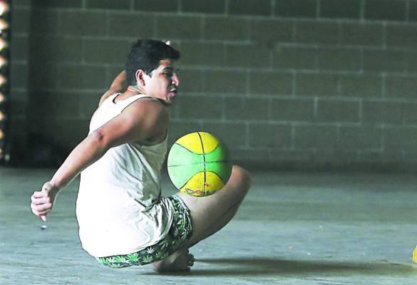 Este joven realiza el movimiento de golpear el balón con la cadera, tal como lo hacían nuestros ancestros.