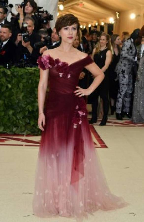 Vestido de Scarlett Johansson en la Met Gala 2018 causa polémica