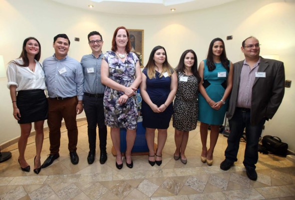 Regina Ponce, Frank Solórzano, Ricardo Díaz, Heide Fulton, Amy Campos, Dania Valle, Karla Inestroza y Homero Rojas.