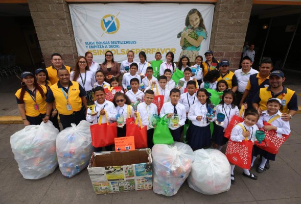 Niños del centro educativo Monseñor Fiallos con el personal de Paiz. Foto: Johny Magallanes/EL HERALDO.