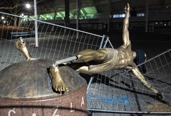 FOTOS: Destrozada y en el suelo, así quedó la estatua de Zlatan Ibrahimovic tras actos vandálicos