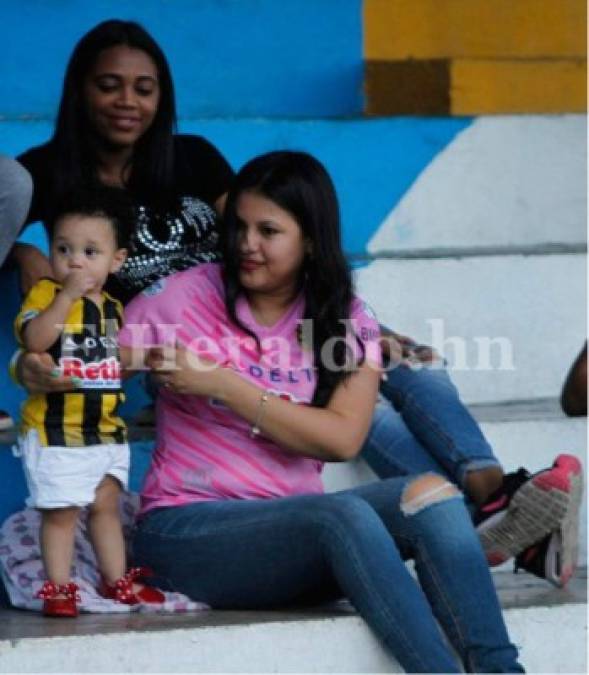 Las hermosas chicas que adornan el estadio Morazán en el partido entre Real España y Platense