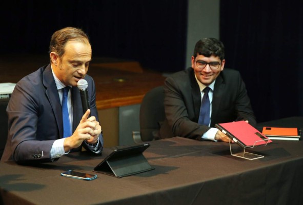 El embajador de España, Miguel Albero, y el escritor hondureño Rolando Kattán. En 2018 el diplomático regresará a su país. Foto: Jimmy Argueta / El Heraldo