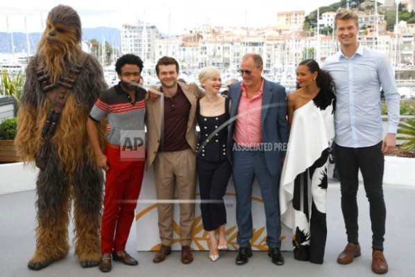 Joonas Suotamo como Chewbacca, Donald Glover, Alden Ehrenreich, Emilia Clarke, Woody Harrelson, Thandie Newton y Joonas Suotamo posan con motivo del estreno de 'Solo: A Star Wars Story' en el Festival de Cine de Cannes, en el sur de Francia, el martes 15 de mayo del 2018.