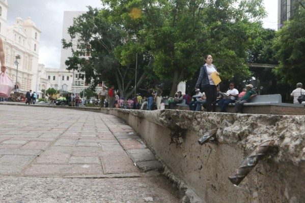 Bordillos de gradas destruidos frente a la Concha Acústica. Foto: Efraín Salgado / EL HERALDO.