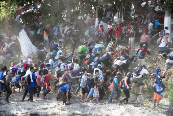 15 fotos impactantes de la caravana migrante recibida con gas lacrimógeno