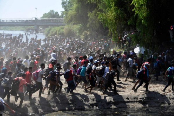 15 fotos impactantes de la caravana migrante recibida con gas lacrimógeno