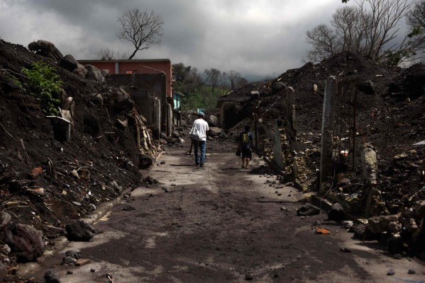 Ruinas, dolor y soledad, las imágenes de Guatemala a un año del volcán de Fuego