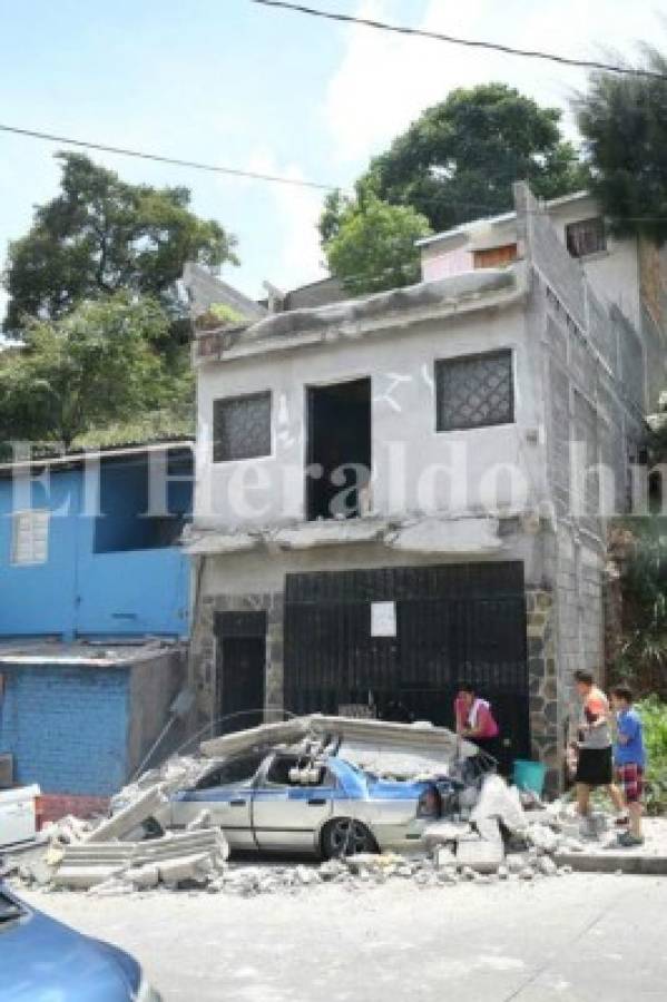 Techo de concreto se desprende de vivienda y destruye carro en barrio El Chile