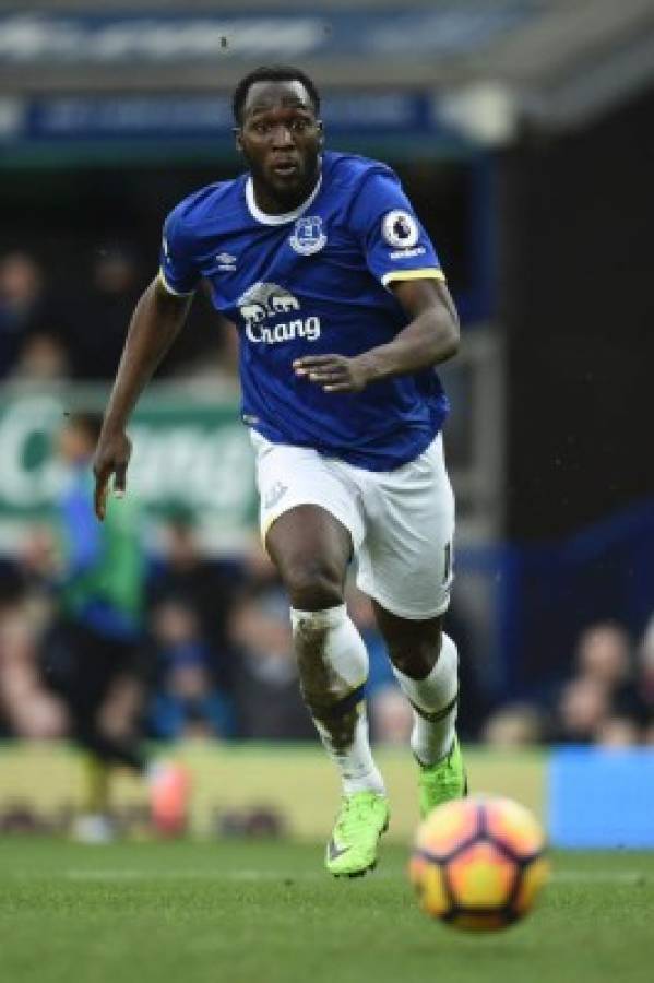 'Lukaku al Manchester United y Rooney al Everton': la prensa inglesa agita el mercado de piernas