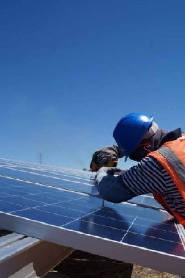 TSC cuestiona a la ENEE por cara compra directa de energía solar