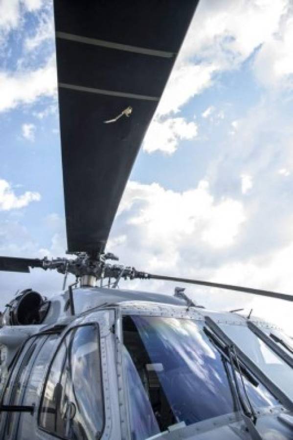 Una de las hélices del helicóptero también muestra daños provocados por el atentado. Foto: AFP