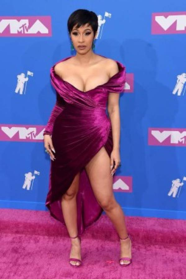 Vestimenta de Cardi B en la alfombra roja de los VMAs 2018.