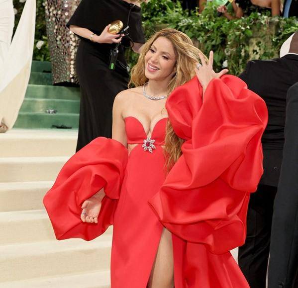 Shakira debuta en la Met Gala 2024, con espectacular diseño de Carolina Herrera