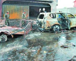 El vehículo cargado de explosivos tomó fuego en la colonia Cerro Grande. Según los bomberos, los daños a la vivienda ascienden a 200 mil lempiras.