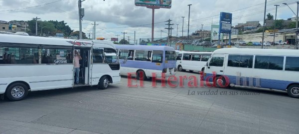 Transportistas bloquean calles y exigen al gobierno cumplimento de acuerdos (FOTOS)
