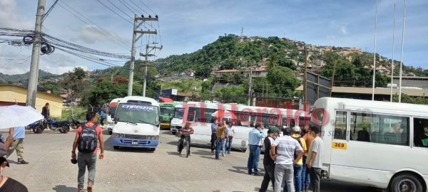 Transportistas bloquean calles y exigen al gobierno cumplimento de acuerdos (FOTOS)
